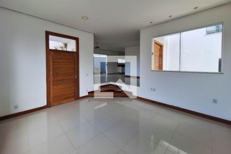 Sala de casa de condomínio para alugar com 3 quartos, 360m² em Camboinhas, Niterói