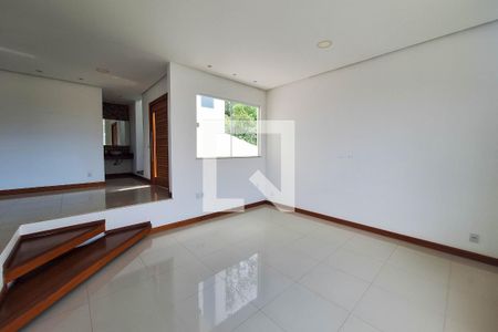 Sala de casa de condomínio para alugar com 3 quartos, 360m² em Camboinhas, Niterói