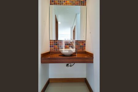 Lavabo de casa de condomínio para alugar com 3 quartos, 360m² em Camboinhas, Niterói