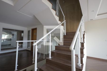 Escada de casa para alugar com 5 quartos, 454m² em Vila Curuçá, Santo André