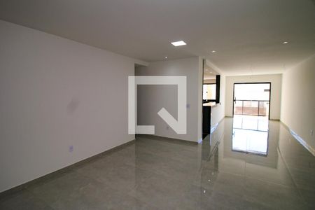 Sala de casa à venda com 4 quartos, 320m² em Jardim Guanabara, Rio de Janeiro