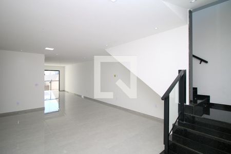 Sala de casa à venda com 4 quartos, 320m² em Jardim Guanabara, Rio de Janeiro