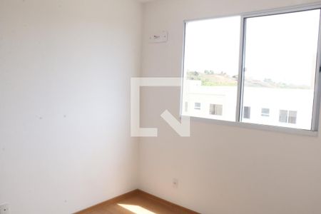 Quarto 2 de apartamento para alugar com 2 quartos, 48m² em Jardim Alvorada, Nova Iguaçu