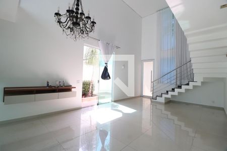 Sala de casa de condomínio para alugar com 3 quartos, 300m² em Gávea, Uberlândia