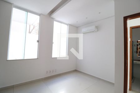 Sala de TV de casa de condomínio para alugar com 3 quartos, 300m² em Gávea, Uberlândia