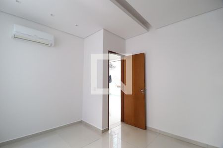 Sala de TV de casa de condomínio para alugar com 3 quartos, 300m² em Gávea, Uberlândia