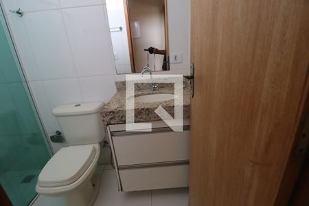 Banheiro Social de apartamento para alugar com 2 quartos, 68m² em Gravatás, Uberlândia