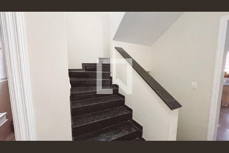 Escada de casa para alugar com 3 quartos, 350m² em Santana, São Paulo