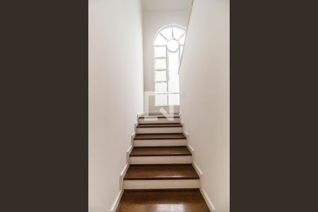 Escada de casa de condomínio para alugar com 4 quartos, 340m² em Alphaville, Santana de Parnaíba