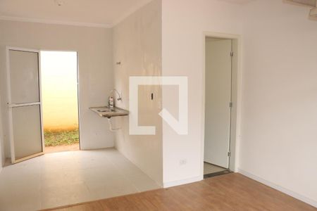 Sala de casa de condomínio para alugar com 2 quartos, 80m² em Chácara Ondas Verdes, Cotia