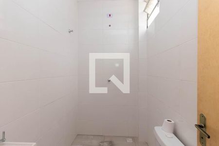 Banheiro Social de apartamento para alugar com 2 quartos, 56m² em Vila Ayrosa, São Paulo
