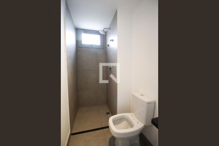 Banheiro de kitnet/studio para alugar com 1 quarto, 21m² em Indianópolis, São Paulo