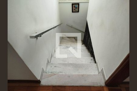 Escada em mármore de casa à venda com 4 quartos, 137m² em Vila Carrão, São Paulo