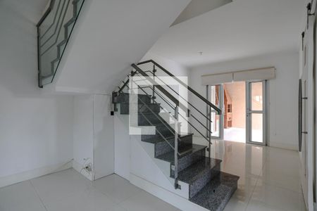 Escada de casa de condomínio para alugar com 2 quartos, 130m² em Vila Oliveira, Mogi das Cruzes