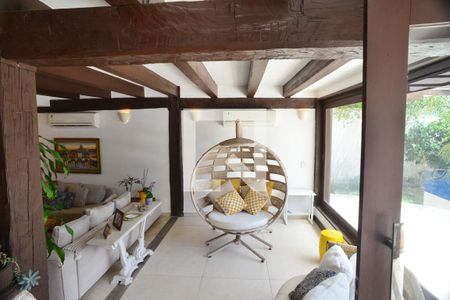 Sala de casa de condomínio à venda com 4 quartos, 675m² em Barra da Tijuca, Rio de Janeiro