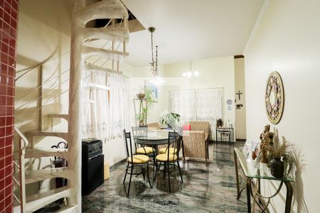 Sala de casa à venda com 4 quartos, 220m² em Jardim do Colegio (zona Norte), São Paulo