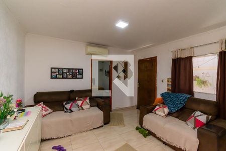 Sala de casa à venda com 6 quartos, 200m² em Parque dos Bancários, São Paulo