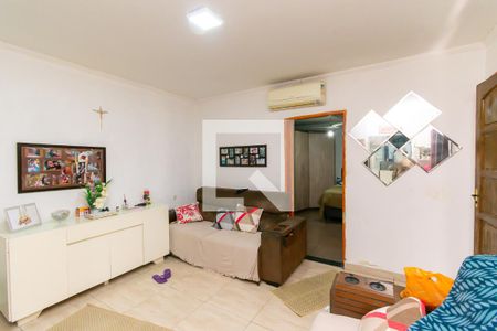 Sala de casa à venda com 6 quartos, 200m² em Parque dos Bancários, São Paulo