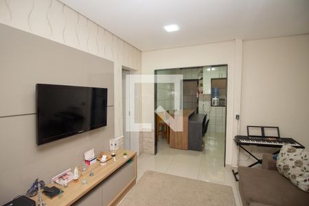 Sala de casa à venda com 4 quartos, 140m² em Industrial, Contagem