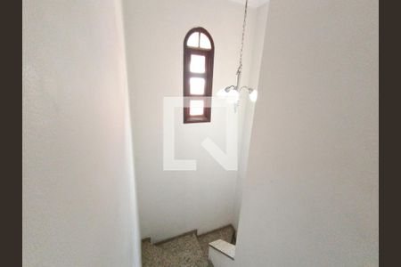 Escada de casa para alugar com 4 quartos, 250m² em Vila Granada, São Paulo