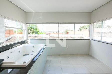 Banheira da Suíte 1 de casa para alugar com 3 quartos, 240m² em Nova Uberlândia, Uberlândia