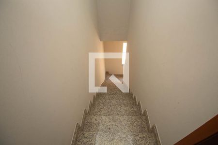 Escada de casa de condomínio para alugar com 2 quartos, 70m² em Horto Florestal, São Paulo