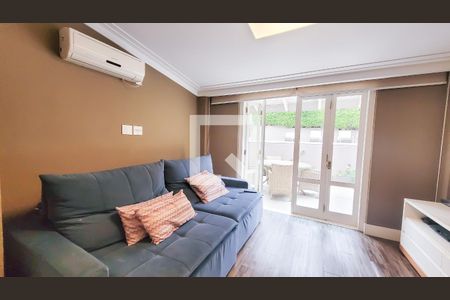 Sala de TV de casa de condomínio à venda com 4 quartos, 439m² em Sítios de Recreio Gramado, Campinas