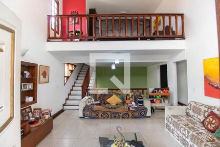 Sala de casa à venda com 3 quartos, 247m² em Piratininga, Niterói