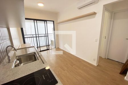 Sala/Cozinha de kitnet/studio para alugar com 1 quarto, 29m² em Pinheiros, São Paulo