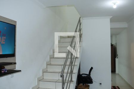 Escada de casa para alugar com 2 quartos, 100m² em Jardim Lavapes das Gracas, Cotia