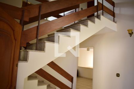 Escada de casa para alugar com 4 quartos, 295m² em Ribeirânia, Ribeirão Preto