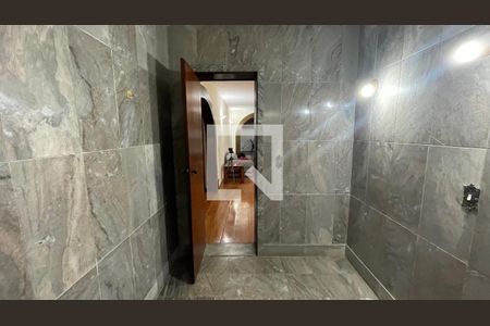Lavabo de casa para alugar com 6 quartos, 350m² em Jardim Guanabara, Rio de Janeiro