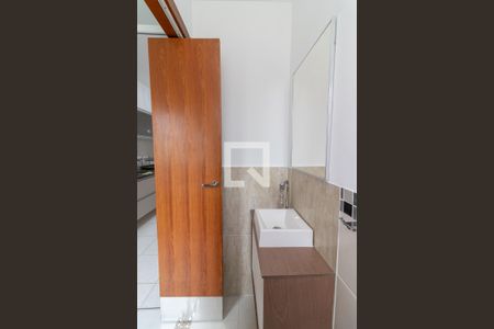 Lavabo de casa de condomínio para alugar com 2 quartos, 112m² em Vila Guilhermina, São Paulo