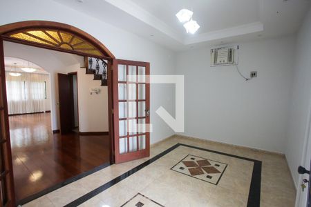 Sala de TV de casa para alugar com 4 quartos, 444m² em Jacarepaguá, Rio de Janeiro