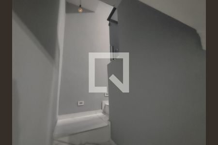 Escada de casa para alugar com 5 quartos, 358m² em Vila Cavaton, São Paulo