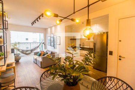 Sala de apartamento para alugar com 2 quartos, 68m² em Jardim Tupanci, Barueri