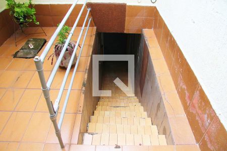 Escada acesso a Garagem  de casa à venda com 2 quartos, 120m² em Vila Harmonia, Guarulhos