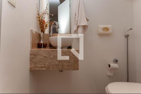 Lavabo de casa para alugar com 4 quartos, 270m² em Água Branca, São Paulo