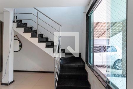 Escada de casa à venda com 4 quartos, 239m² em Colonial, Contagem