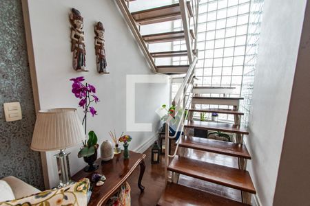 Escada de apartamento para alugar com 2 quartos, 144m² em Vila Clementino, São Paulo