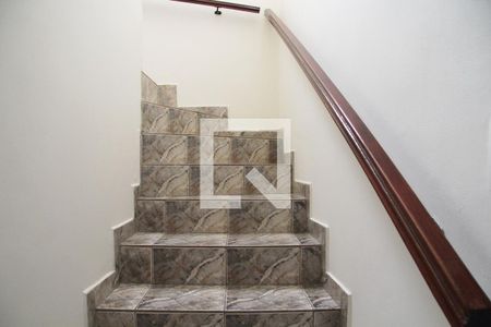 Escada acesso aos Quartos de casa para alugar com 3 quartos, 220m² em Jardim Santa Clara, Guarulhos