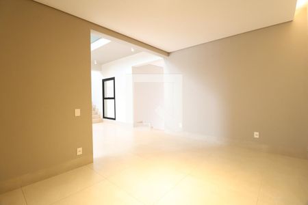 Sala de TV de casa para alugar com 4 quartos, 435m² em Vigilato Pereira, Uberlândia
