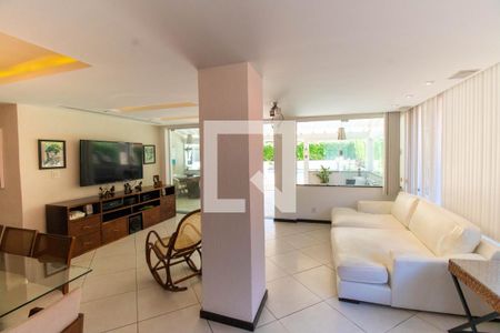 Sala de casa de condomínio à venda com 4 quartos, 400m² em Itacoatiara, Niterói