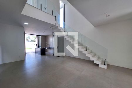 Sala de casa à venda com 4 quartos, 250m² em Camboinhas, Niterói