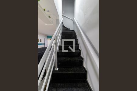 Escada de casa de condomínio para alugar com 2 quartos, 80m² em Jardim Popular, São Paulo
