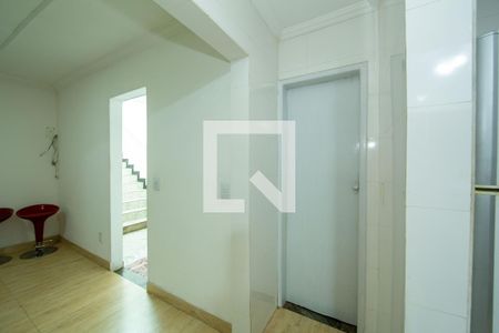 Sala de casa à venda com 3 quartos, 140m² em Califórnia, Belo Horizonte