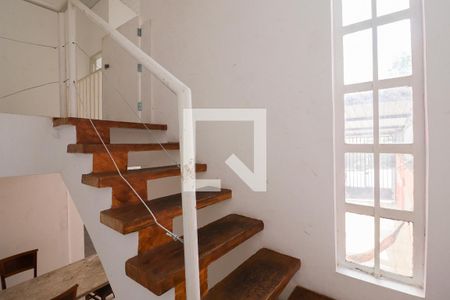 Escada de casa para alugar com 4 quartos, 350m² em Vila Carbone, São Paulo