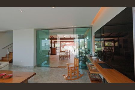 Sala de Tv de casa de condomínio à venda com 5 quartos, 320m² em Alphaville Nova Lima, Nova Lima