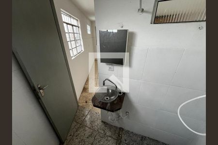 Banheiro de casa para alugar com 2 quartos, 60m² em Jardim Rossin, São Paulo