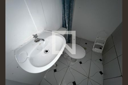 Banheiro  de casa para alugar com 2 quartos, 58m² em Jardim Rossin, São Paulo